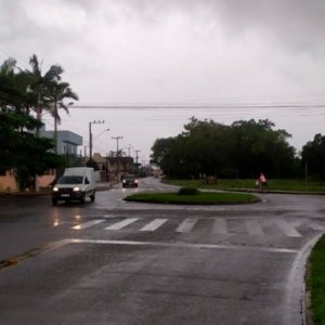 Motociclista sofre fratura no pé após ser atingida por veículo em rótula