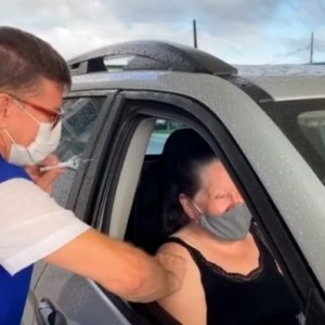 Em formato ‘drive-thru’, idosos com mais de 75 anos recebem segunda dose da vacina