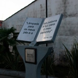 Associação de Ateus pede para derrubar ‘Praça da Bíblia’ em Tijucas e Justiça nega