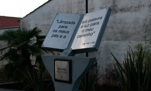 Associação de Ateus pede para derrubar ‘Praça da Bíblia’ em Tijucas e Justiça nega