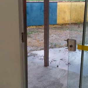 Criminosos arrombam porta de creche e furtam aparelho televisor