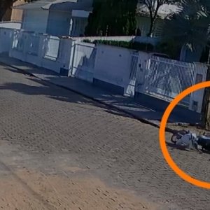 Roda se desprende de carro, percorre calçada e atinge moto em Tijucas