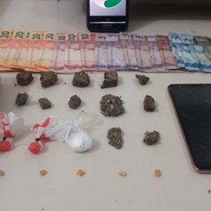 Casal é preso por tráfico de drogas com porções de maconha, cocaína e crack