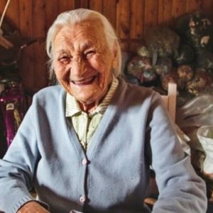 Famosa por manter o emprego, ‘Dona Dinha’ completa 108 anos de vida