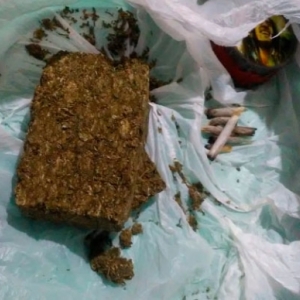 Rapaz cumprindo pena em domicílio é flagrado com diversas porções de entorpecente