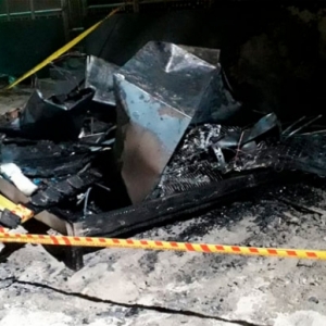 Quiosque em praia é tomado pelo fogo e fica totalmente destruído