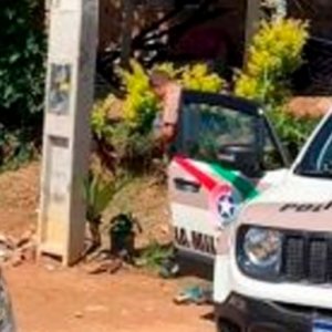 Caminhão colide contra poste e ocorrência termina em ameaça