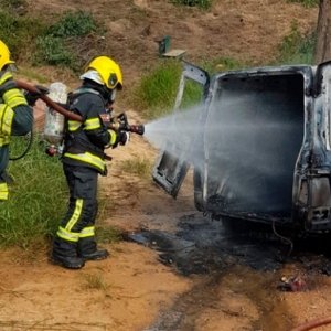 Veículo de carga fica completamente destruído após ser atingido por incêndio