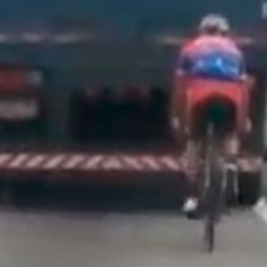 IMPRUDÊNCIA: Ciclista é flagrado pedalando em pista da rodovia BR-101