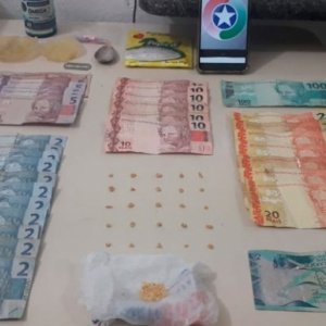 Tráfico de drogas é flagrado em endereço denunciado há um mês 
