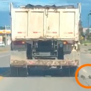 Caminhão deixa parte de carga cair e espalha argila pela SC-410