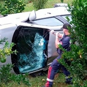 Mulher fica ferida após perder o controle da direção, sair da pista e capotar veículo