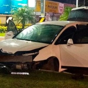 Veículo desenfreado para em pista contrária ao bater em canteiro