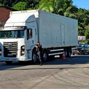 Município realiza barreira de fiscalização em avenida para cumprimento de decreto