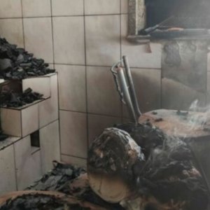 Botijão de gás explode em cozinha e deixa idosa com queimaduras nas pernas
