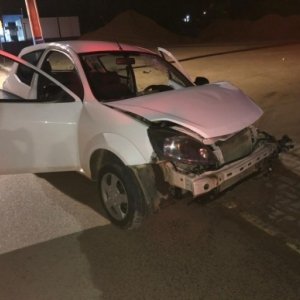 Motorista de 24 anos bate carro em poste e é detido por embriaguez 