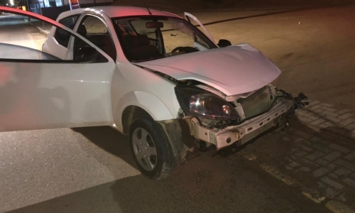 Motorista de 24 anos bate carro em poste e é detido por embriaguez 
