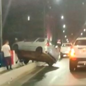 Motorista embriagado colide contra proteção de ponte e quase cai em rio