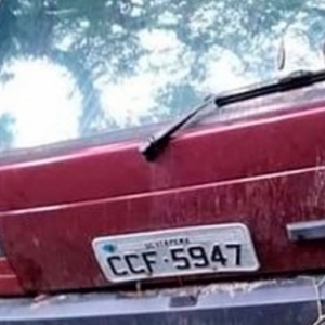 Carro com placas de Itapema é encontrado em meio a mata