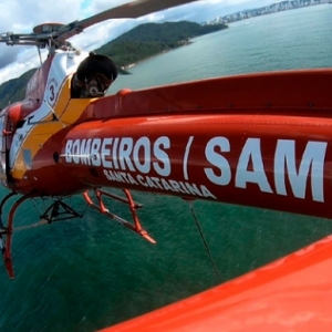 Com apoio da Marinha, bombeiros retomam buscas por pescador desaparecido