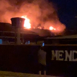 Galpão de empresa fica destruído após incêndio de grandes proporções em Tijucas