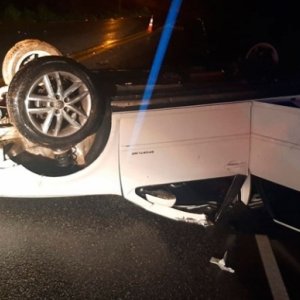 Grave capotamento em rodovia deixa mulher ferida em Nova Trento