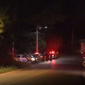 Criminosos amarram família durante assalto na madrugada