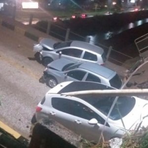 Estrutura de cabeceira de ponte cai levando três veículos