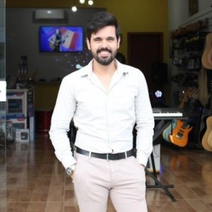 Músico empresário de Tijucas inaugura nova loja com variedades para segmento
