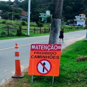 Caminhões estão proibidos de acessar bairro por problemas em ponte