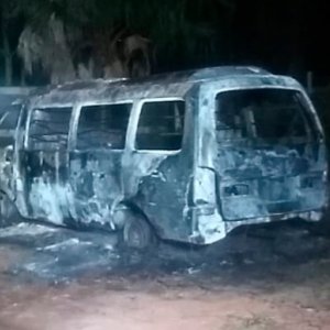 Veículo é incendiado durante a madrugada; corpo é encontrado carbonizado