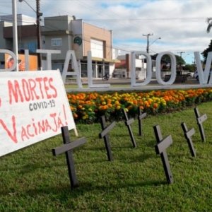 “VACINA JÁ!”: Manifestantes colocam placas e cruzes em praças públicas