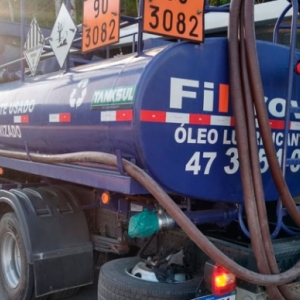 Motociclista provoca colisão contra caminhão; rapaz ficou ferido