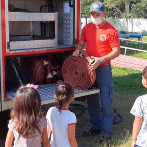 Bombeiros visitam creche e promovem palestra sobre a profissão em Tijucas