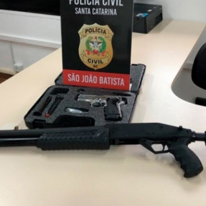 Armas são apreendidas em investigação de violência doméstica