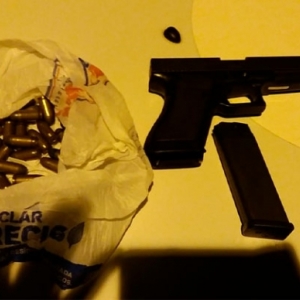 Pistola é apreendida após denúncia de rapaz armado realizando ameaças