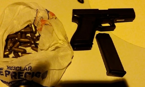 Pistola é apreendida após denúncia de rapaz armado realizando ameaças
