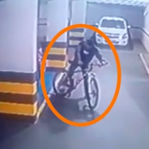 VÍDEO: Homem invade condomínio e furta bicicleta da garagem em Tijucas