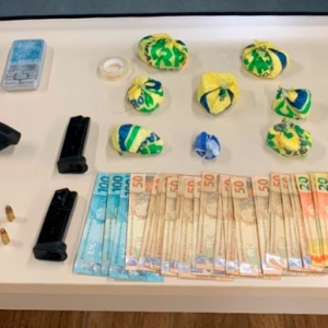 Casal de traficantes é preso com 11 porções de cocaína e arma de fogo