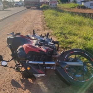 Caminhão colide contra motocicleta e deixa um casal ferido na SC-410