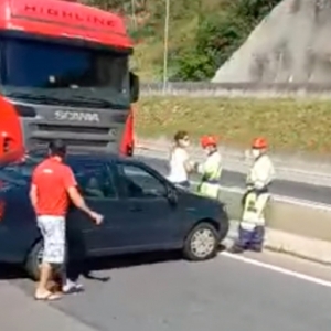 Engavetamento entre duas carretas e um carro é registrado na BR-101