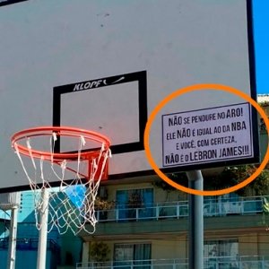 INUSITADO: Praça recebe tabelas de basquete com piadas pedindo cuidado