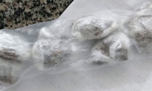  Menor de idade com passagens por tráfico é detido após se desfazer de drogas