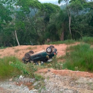 Veiculo capota em terreno irregular de loteamento em construção