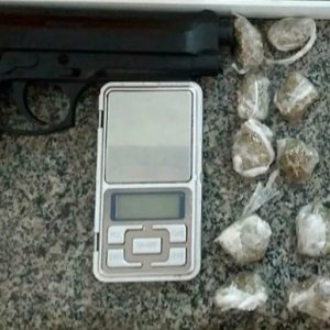 Adolescente é flagrado vendendo drogas e tem arma falsa apreendida