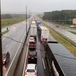 Grave acidente entre caminhões deixa BR-101 com 20 quilômetros de fila