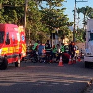Motociclista fica ferido após cair em faixa elevada na Avenida Beira Rio 