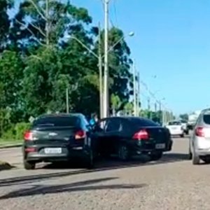 Em alta velocidade, carro colide contra outro em avenida de Tijucas