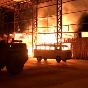 Estrutura de madeira e veículo são destruídos por incêndio durante a madrugada 