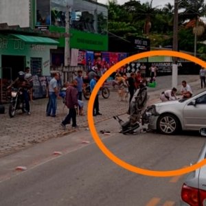 Motociclista tem fratura na perna após ser atingida por veículo em avenida